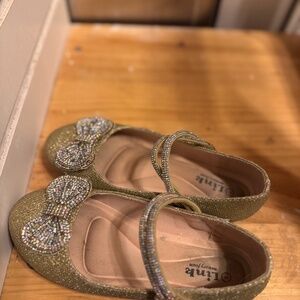 Link Glittery girls size 1 Kids Dress Shoes  glittery shoes with sparkling bows.